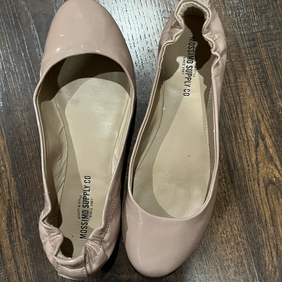 Mossimo flats - Picture 3 of 5